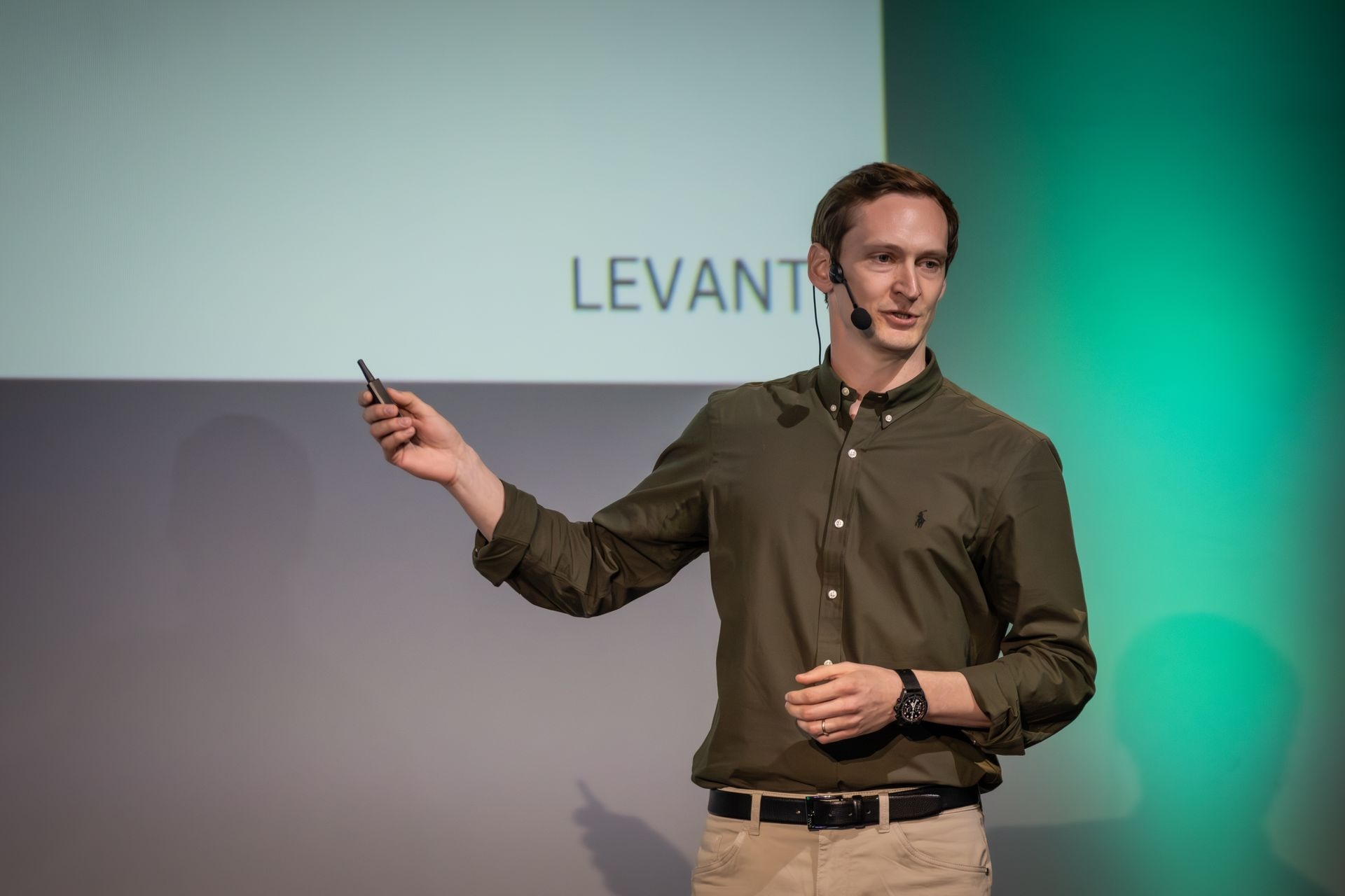 Leon Mehlau bei einer Keynote